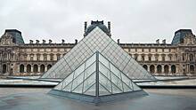 Климатические активисты облили пирамиду Лувра оранжевой краской