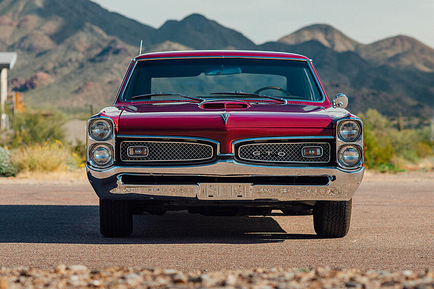 Pontiac GTO 1967.   Первый автомобиль в разросшемся впоследствии классе «маслкаров» создавался под руководством Джона Делориана. Он получил индекс от имевшего рыночный успех Ferrari GTO, но был значительно дешевле. Pontiac GTO сделал мощность и скорость доступными для среднего американца. Концепция размещения под капотом легкого и недорогого автомобиля мотора V8 стала выигрышной.