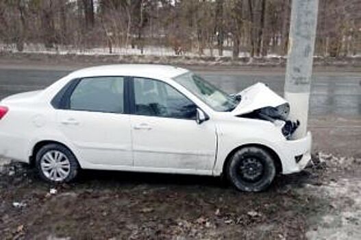 В Тольятти Datsun ON-DO врезался в столб, пострадала пассажирка иномарки