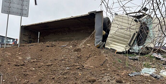 На Дону водитель перевернул грузовик