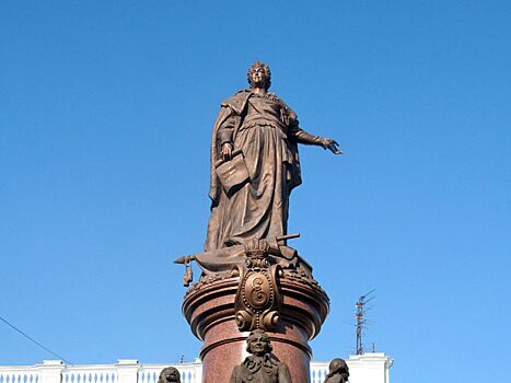 Украинский активист облил краской памятник Екатерине II в Одессе
