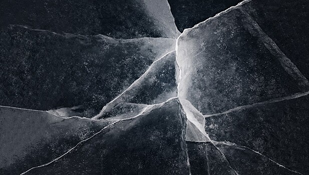 Ученые открыли странный черный суперионный лед