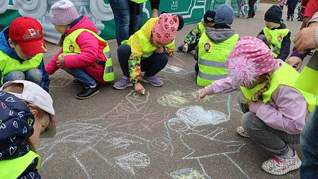Конкурс детских рисунков на асфальте провели в Люберцах