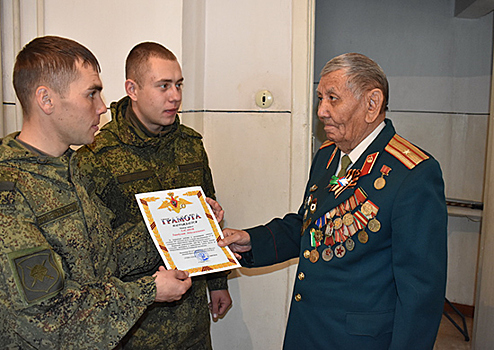 Российские военнослужащие поздравили в Таджикистане ветерана инженерных войск с праздником