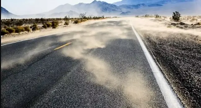 «Роликовый эффект»: песок и пыль на дорогах провоцируют ДТП