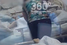Российская санитарка силой поменяла белье пенсионерке и довела ее до слез