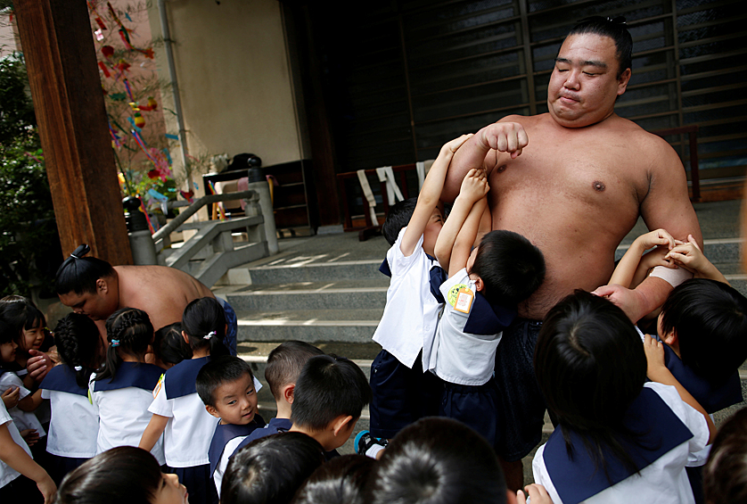 Сумо-борец Кайнорю играет с детьми из детского сада