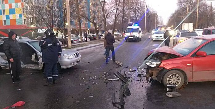 Утром в Ростове столкнулись три автомобиля