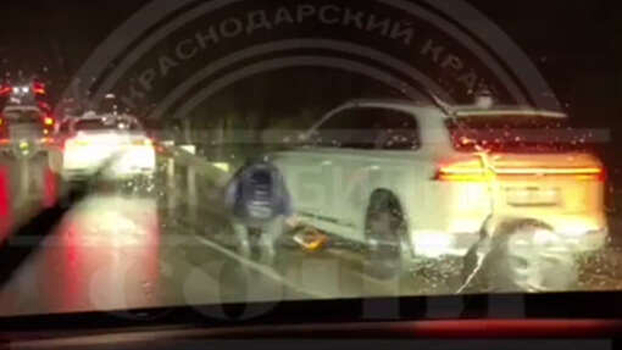 Автомобилисты массово пробили колеса на трассе в Сочи