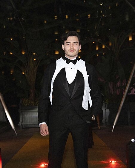 К слову, увлечения у бизнесмена отнюдь не романтичные: он любит бокс, езду на мотоциклах и стрельбу.