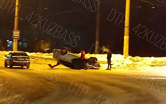 Такси перевернулось на крышу во время ДТП в кузбасском городе