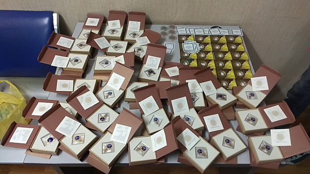 В Новосибирске транспортные полицейские раскрыли кражу серебряных монет работником аэропорта
