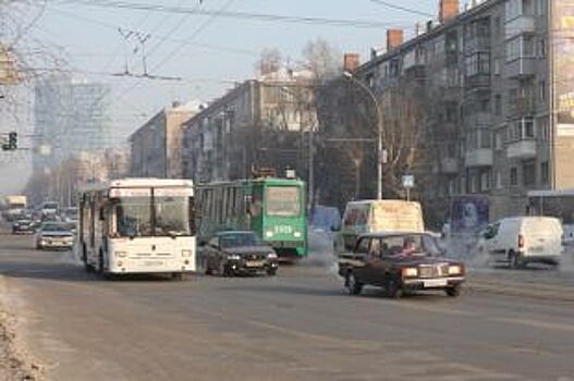 На тротуаре женщину сбил автомобиль, который до этого попал в ДТП