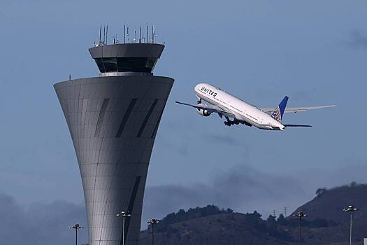 Вылетевшая в Европу стюардесса пронесла на борт спиртное, напилась и попала в больницу