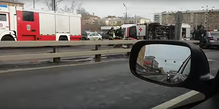 Машина скорой помощи попала в аварию в столице