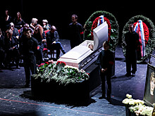 Хабенский, Миронов, Шахназаров: кто пришел на прощание с Алентовой