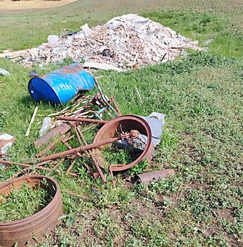 Незаконное складирование отходов привело к порче почвы в Сорочинском округе
