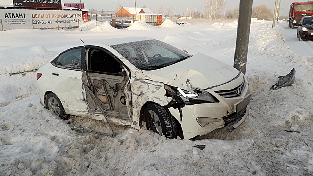 Hyundai влетел в грузовик на трассе под Новосибирском: один человек пострадал