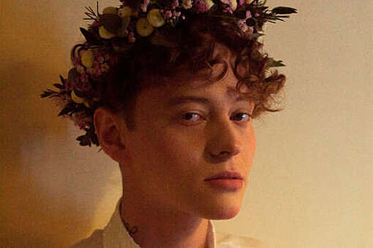 Отец Шарлота: певец мог сжечь паспорт России из-за детской травмы