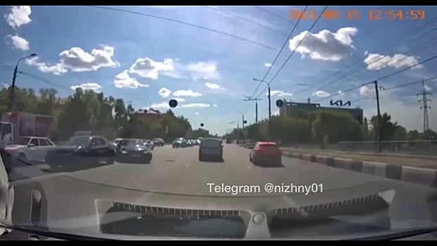 Пробка образовалась на проспекте Ленина из-за свадьбы