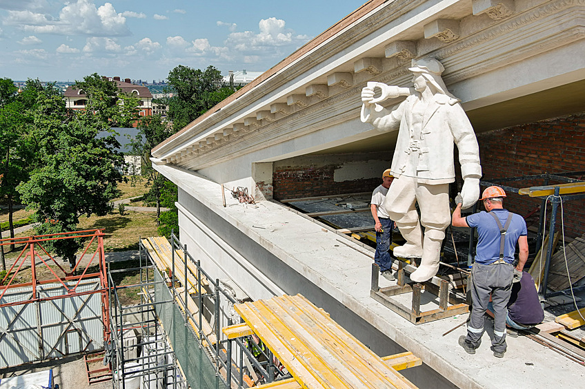 Установка восстановленной скульптуры на здании Мариупольского республиканского академического русского драматического театра, июнь 2025 года