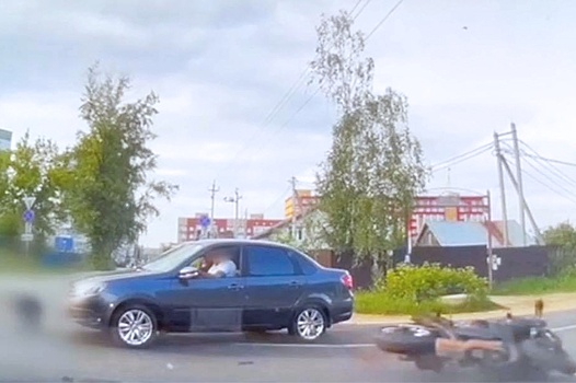 Пассажир Lada после ДТП пытался добить байкера