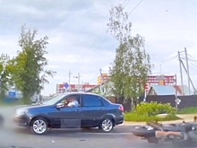 Пассажир Lada после ДТП пытался добить байкера