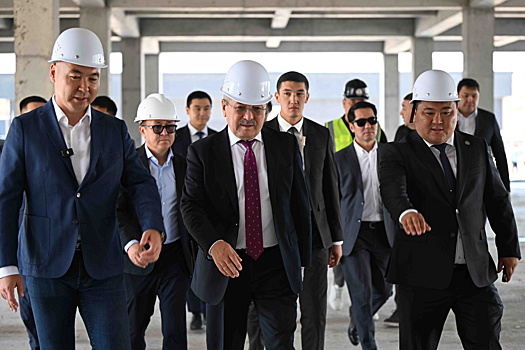 Адылбек Касымалиев проверил ход строительства ипотечного жилого комплекса в Бишкеке