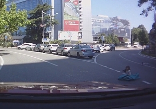 Двое детей выпали из багажника автомобиля на полном ходу (ВИДЕО)