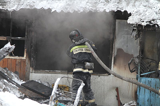 На Ямале сгорел жилой двухэтажный дом