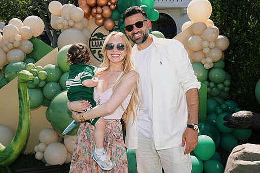 Актриса Линдси Лохан опубликовала фото с 2-летия сына Луайя