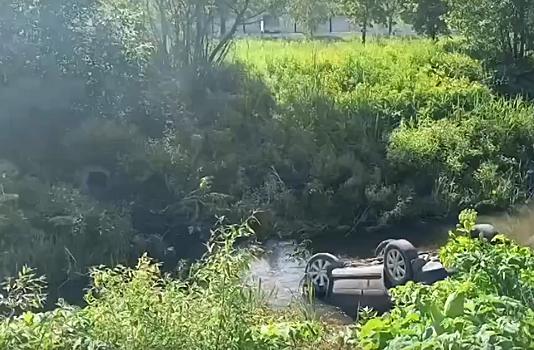 Улетевший в воду автомобиль попал на камеру в Кузбассе