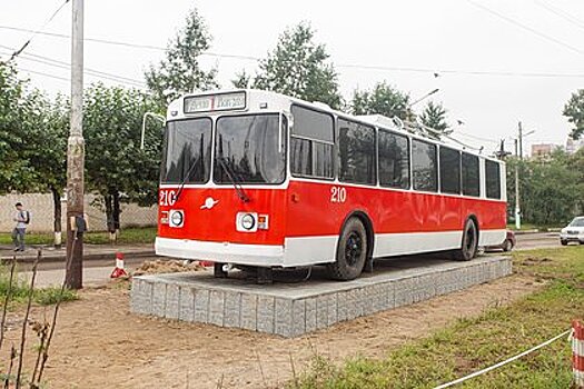 В Чите установили памятник троллейбусу вместо «адского» арт-объекта