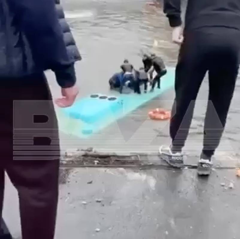Из утонувшего автобуса в Петербурге достали восемь человек