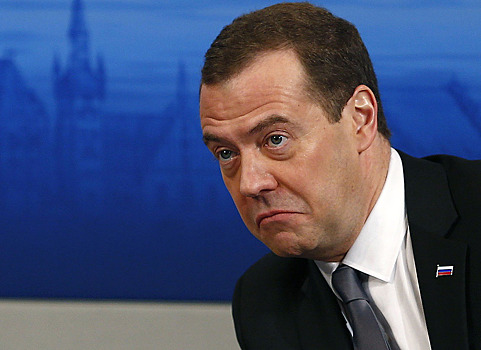 Медведев посоветовал Ткачеву ставить будильник «в разные места»