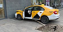 В центре Ростова водитель такси сбил женщину