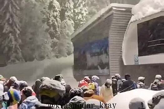 Видео гигантской очереди из туристов на «Красной Поляне» возмутило россиян