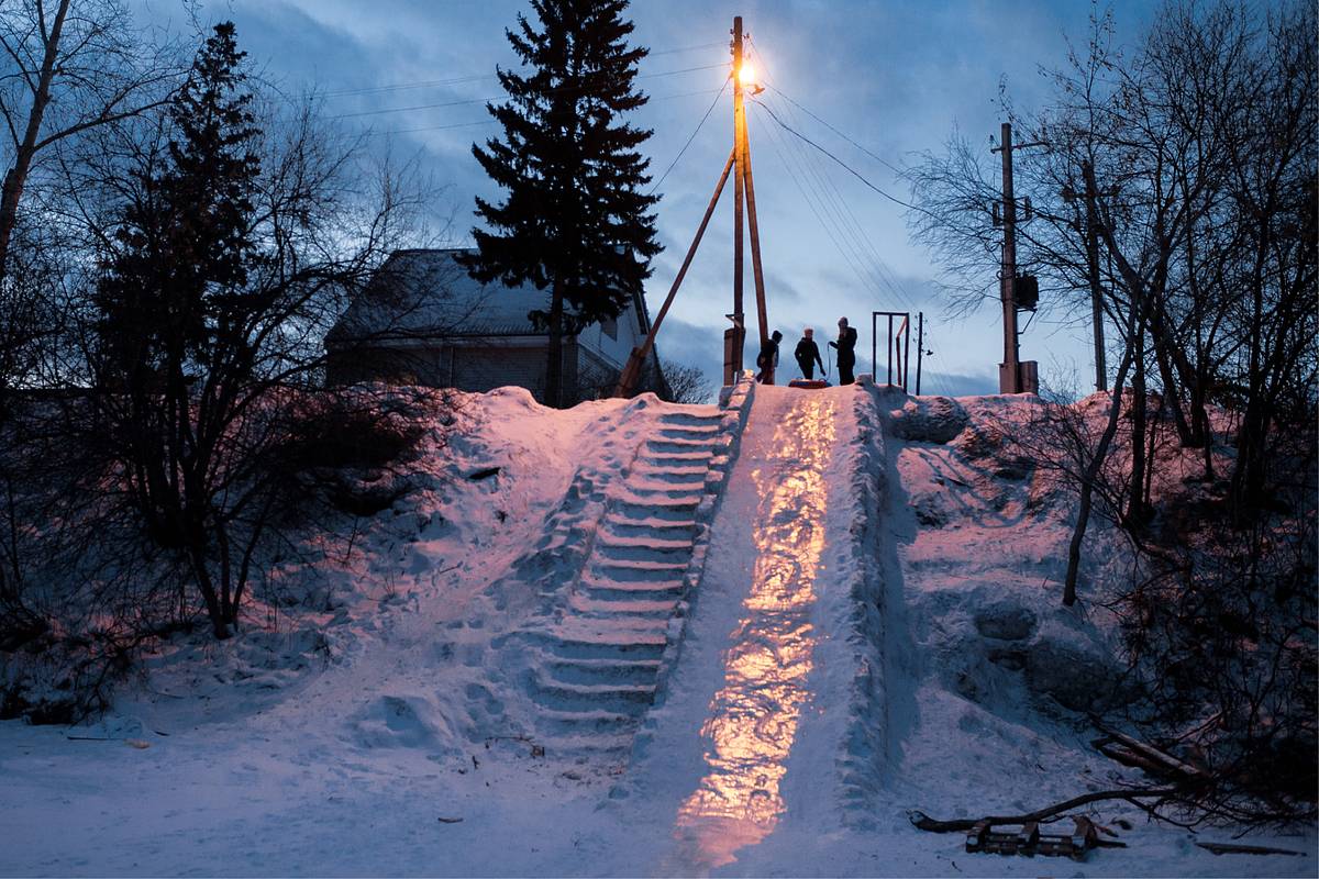 Российский школьник упал с горки и получил тяжелую травму