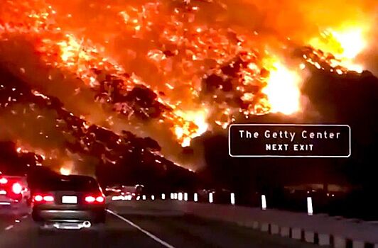 Небывалые пожары в Калифорнии наводят ужас на водителей