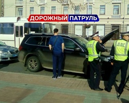 В центре Уфы был остановлен Mercedes-Benz с незаконными спецсигналами