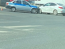 На Автозаводе «Хендай» врезался в полицейский автомобиль