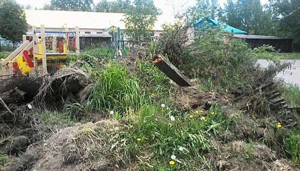 Детскую площадку в камчатском посёлке завалили мусором и досками с гвоздями