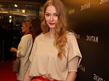 Светлана Ходченкова провела уик-энд на Волге в бикини и с незнакомцем