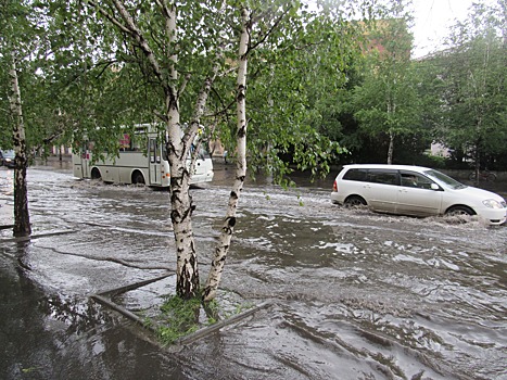 После дождичка в четверг: в Кургане затопило улицы Красина и Карла Маркса, правда, ненадолго