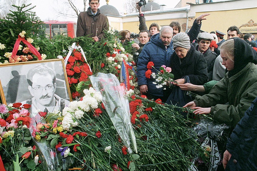 На похороны Листьева пришли десятки тысяч россиян, 2 марта телевещание было приостановлено — на всех экранах демонстрировался портрет журналиста и слова: «Владислав Листьев убит»