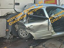 Смертельная авария: две фуры раздавили легковушку в Костромской области