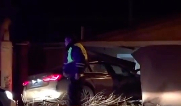В Краснодаре пьяный на BMW, уходя от погони ДПС, врезался в дом