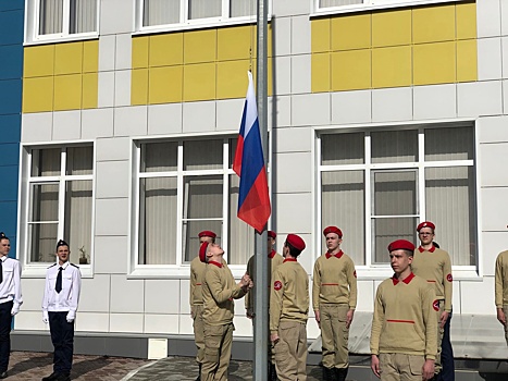 В курской школе №58 перед уроками подняли государственный флаг РФ