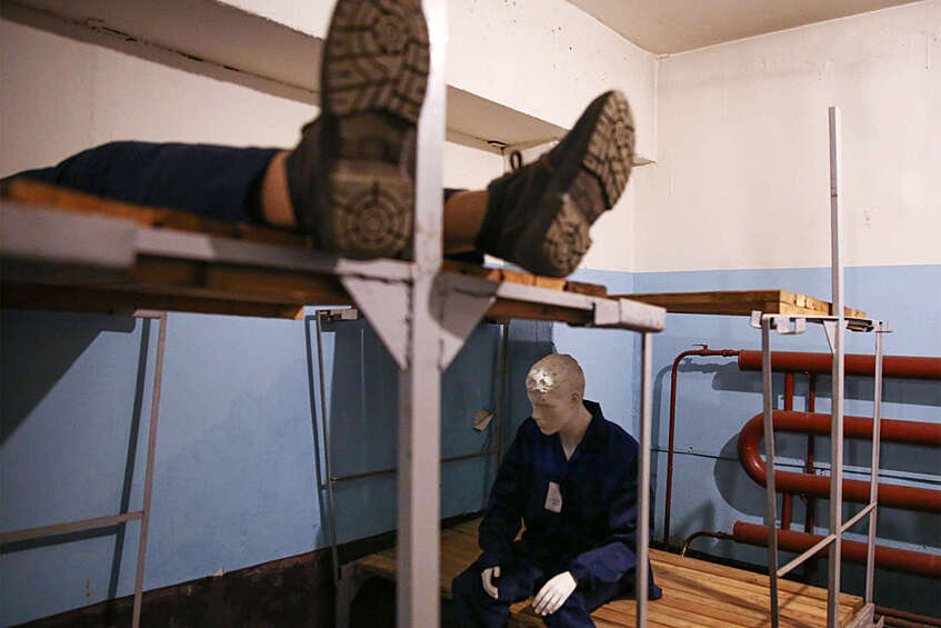 Манекены в одном из помещений в бомбоубежище в Москве