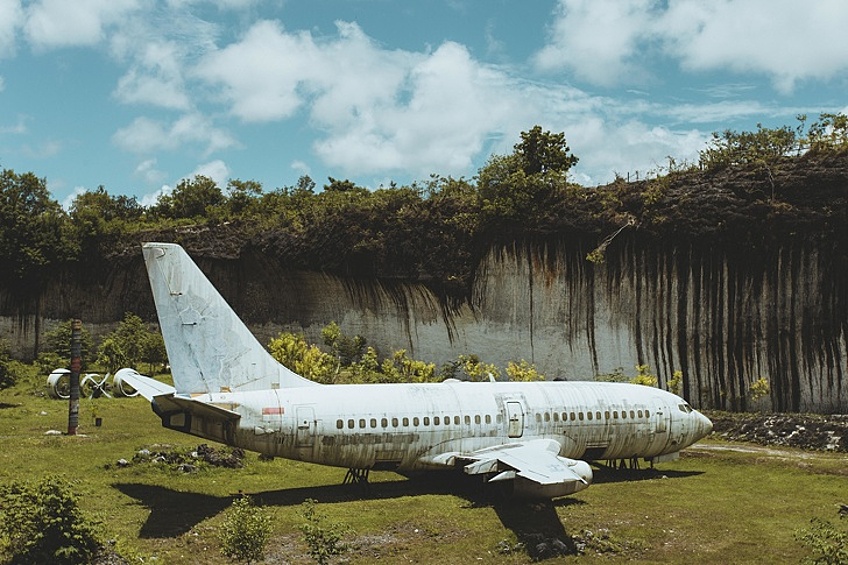 Boeing 737 на Бали. Когда-то его купили и привезли на остров, чтобы сделать в нем ресторан, но не сложилось. Он так и стоит в ущелье.